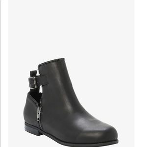 ZIPPER CUTOUT BOOTIE (WIDE WIDTH), size 9